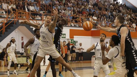 Ambientazo en el Pabellón Municipal de Viveiro para disfrutar el Breogán-Porto