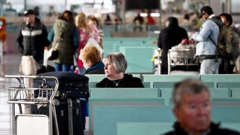 Pasajeros en el aeropuerto de Peinador (Vigo).