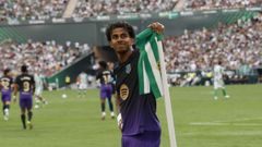 Lamine Yamal celebra el primer gol del partido ante el Betis