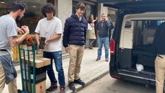 Iv�n Dom�nguez sali� en furgoneta a las siete de la ma�ana desde A Coru�a, cargado con mercanc�a para su restaurante en Madrid. Al mediod�a ya se estaba descargando frente al local de NaDo.