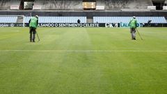 Operarios, retocando el c�sped de Bala�dos este lunes, coincidiendo con la disputa del Celta Fortuna-Andorra.