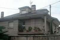 <span lang= es-es >En libertad con cargos</span>. Los ocho detenidos quedaron libres con cargos. A la izquierda, Juan Carlos V�zquez -hijo del Piturro- y una de las mujeres de la familia; a la derecha, las viviendas embargadas en O Saln�s.