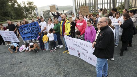 Protesta de las familias del CPI de Atios en demanda de profesores de apoyo, en 2024