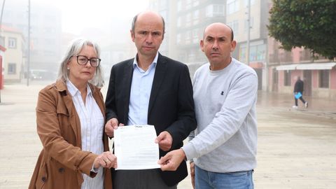 Pouso, Mario y Abraldes sostienen la denuncia presentada en la comisara de la Polica Nacional.