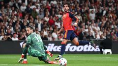 Ferr�n Torres y James Trafford, en el Inglaterra-Espa�a en el estadio de Wembley