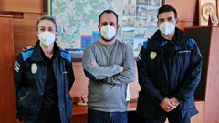 Pereiro (derecha), acompa�ado por el alcalde y la agente Local, en la toma de posesi�n de la plaza