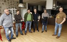 Algunos hosteleros que se reunieron ayer en un local. 