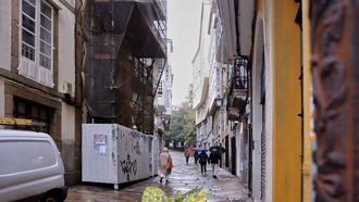 El edificio, a la izquierda, est cubierto por andamios y vallas