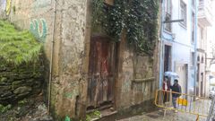 Pura y su nieto Brais, en la imagen, a las puertas de su vivienda, ubicada junto al edificio que sufri� el derrumbe el s�bado