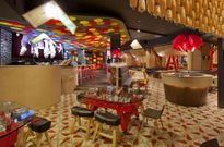 El dise�ador barcelon�s Juli Capella firma la decoraci�n del local, que incluye mesas sobre futbolines. 