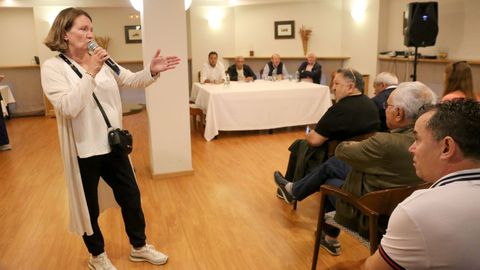 La madre de Julio Rey intervino en la asamblea exigiéndole al presidente del Arousa que no tache a su hijo de mentiroso