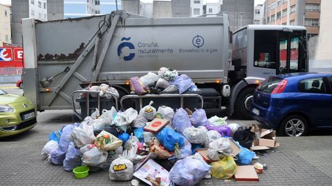 Basura acumulada en la ronda de Outeiro