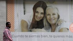 Un hombre pasea por el centro de Oviedo