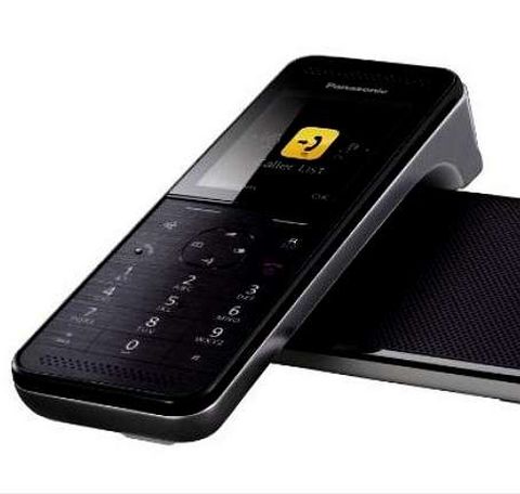 <span lang= es-es >Lo último</span>. Gigaset SL930A (199 euros) tiene 4 gigas de memoria, 3G, wifi y acepta app; a la derecha, el KX-PRW110 (90 euros), con pantalla de 2,2 pulgadas, 300 entradas de agenda y que acepta llamadas desviadas (se habla desde el móvil pero paga el fijo).