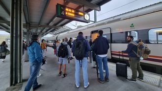 Pasajeros a punto de entrar a un tren en la estacin de Santiago. 