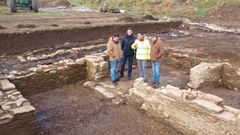 El alcalde, Manuel Mu��o (derecha), visit� el yacimiento esta semana