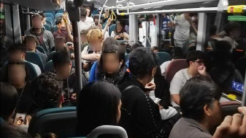 Imagen de un bus lleno de pasajeros en Oleiros despus de los cambios en la red de transporte pblico.