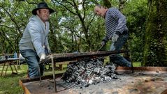 Preparativos para la Festa da Carballeira de Baio.