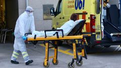 Traslado al hospital �lvaro Cunqueiro de un posible caso de contagio en la residencia de mayores viguesa de Barreiro