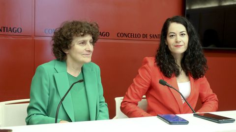 A la izquierda, la alcaldesa de Santiago, Goretti Sanmart�n (BNG), junto a la concejala Mar�a Rozas, portavoz de Compostela Aberta, la �nica marea que forma parte de un gobierno local en las siete ciudades gallegas.