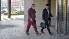 El exsacrist�n investigado por hurto acudi� al juzgado n�mero 1 de Vilagarc�a el 19 de octubre, acompa�ado por su abogado