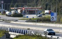 Los cambios de pacientes entre ambulancias se realizan en lugares como la gasolinera de Meis. 