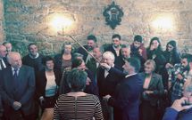 Manuel Cu��a con su bast�n de mando felicitado por vecinos, amigos y familiares tras ser investido.