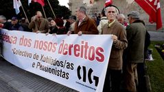Protesta de los pensionistas ante la Delegaci�n del Gobierno en Galicia