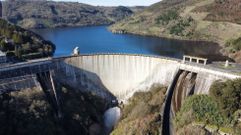 El embalse de Belesar, con la central hidroelctrica, en una foto de principios de ao