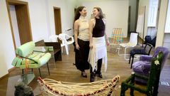 Sara Faro e Mar�a SOA, no medio da instalaci�n creativa coa que presentan o seu novo disco