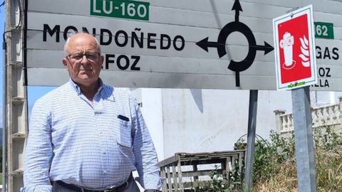 Jos� Manuel Lamela, alcalde de O Valadouro, junto a una se�al indicativa de las bocas de incendio