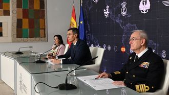 La ministra Margarita Robles, Pedro S�nchez y el almirante general Teodoro L�pez durante su videoconferencia con las tropas desplazadas en misiones en el exterior