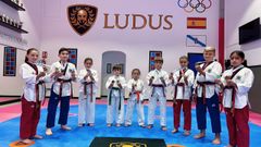 Los deportistas del Ludus posan con sus medallas