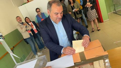 El candidato de Ciudadanos a la Presidencia del Principado vota en un colegio de Laviada, en Gijón.