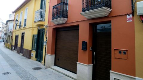 Casas rehabilitadas con diferentes colores en las fachadas y las carpinteras exteriores