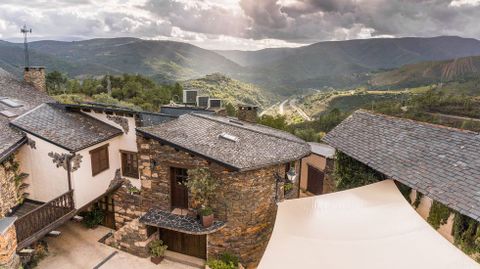 Vista del pueblo de Alvaredos, donde solo tres casas estn habitadas todo el ao