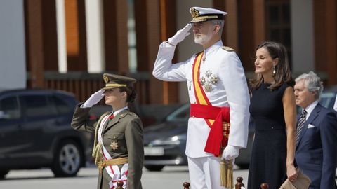 Los reyes Felipe y Letizia acompaados por la princesa Leonor presiden la entrega de despachos a los nuevos oficiales de la Armada Espaola