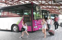 Un grupo de viajeros, el pasado s�bado a la llegada del autob�s de las 13.00 horas. 