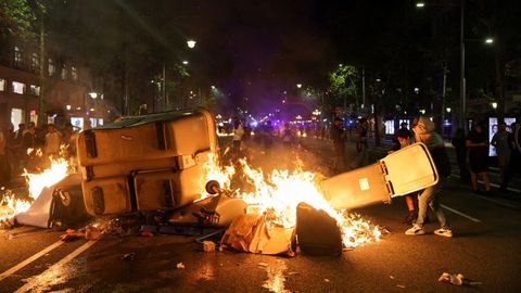 Contenedores ardiendo esta noche en Barcelona tras la manifestaci&oacute;n por la vivienda