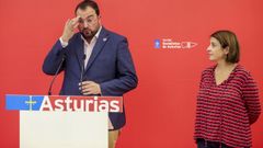 El presidente del Principado y secretario general de la Federaci�n Socialista Asturiana (FSA-PSOE), Adri�n Barb�n, acompa�ado de la diputada y vicesecretaria general de Acci�n Pol�tica e Institucional de la FSA-PSOE, Adriana Lastra 