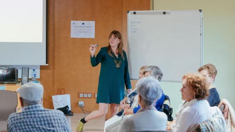 Carla Sebastin impartiendo el taller en Allariz