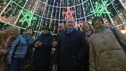 El alcalde, Jos Tom, y sus concejales, dentro del pino luminoso de 17 metros de altura que es una de las novedades del alumbrado navideo de este 2022