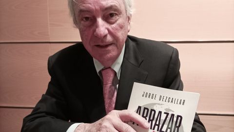 Jorge Dezcallar (Palma de Mallorca, 1945) ha publicado el libro �Abrazar el mundo�.