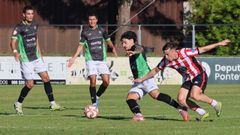 Yosi (con el bal�n) intenta marcharse de un rival.