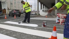 Tareas de pintado de un paso de peatones en el entorno del parque Pablo Iglesias, en Esteiro, cerca de la rotonda del Diapas�n.