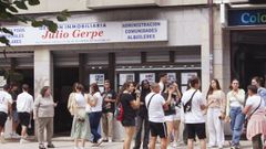 Estudiantes hacen cola ante una inmobiliaria para hacerse con un piso, hace unos d�as en Santiago.