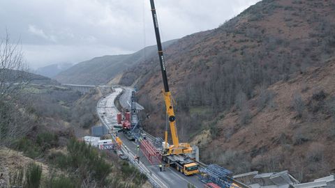 Trabajos para demoler el viaducto de O Castro, en la A-6, en sentido Madrid