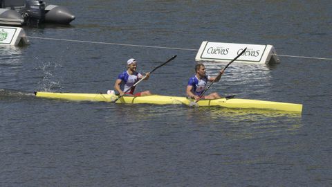 Los piragistas franceses Quentin Urban y Jrmy Candy se adjudicaron la 85 edicin del Descenso Internacional del Sella este sbado en Ribadesella. La pareja, vigentes vencedores del el Sella y campeones en el ltimo Europeo, han vuelto a imponerse al sprint en una prueba en la que han tomado la salida unos 1.100 palistas de 18 pases. y que este ao se ha visto dificultada por el bajo caudal del ro y la bajamar