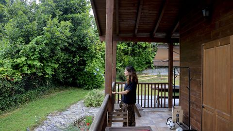 Mai observa la maleza que invade su finca.