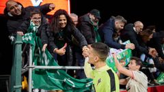 Cantero y Nacho saludan a la afici�n en Anduva.